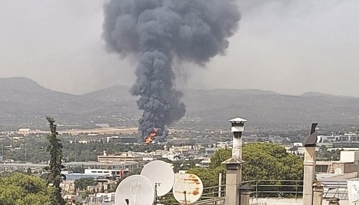 Πυρκαγιά σε εργοστάσιο στην Κάτω Κηφισιά - Μήνυμα από το 112